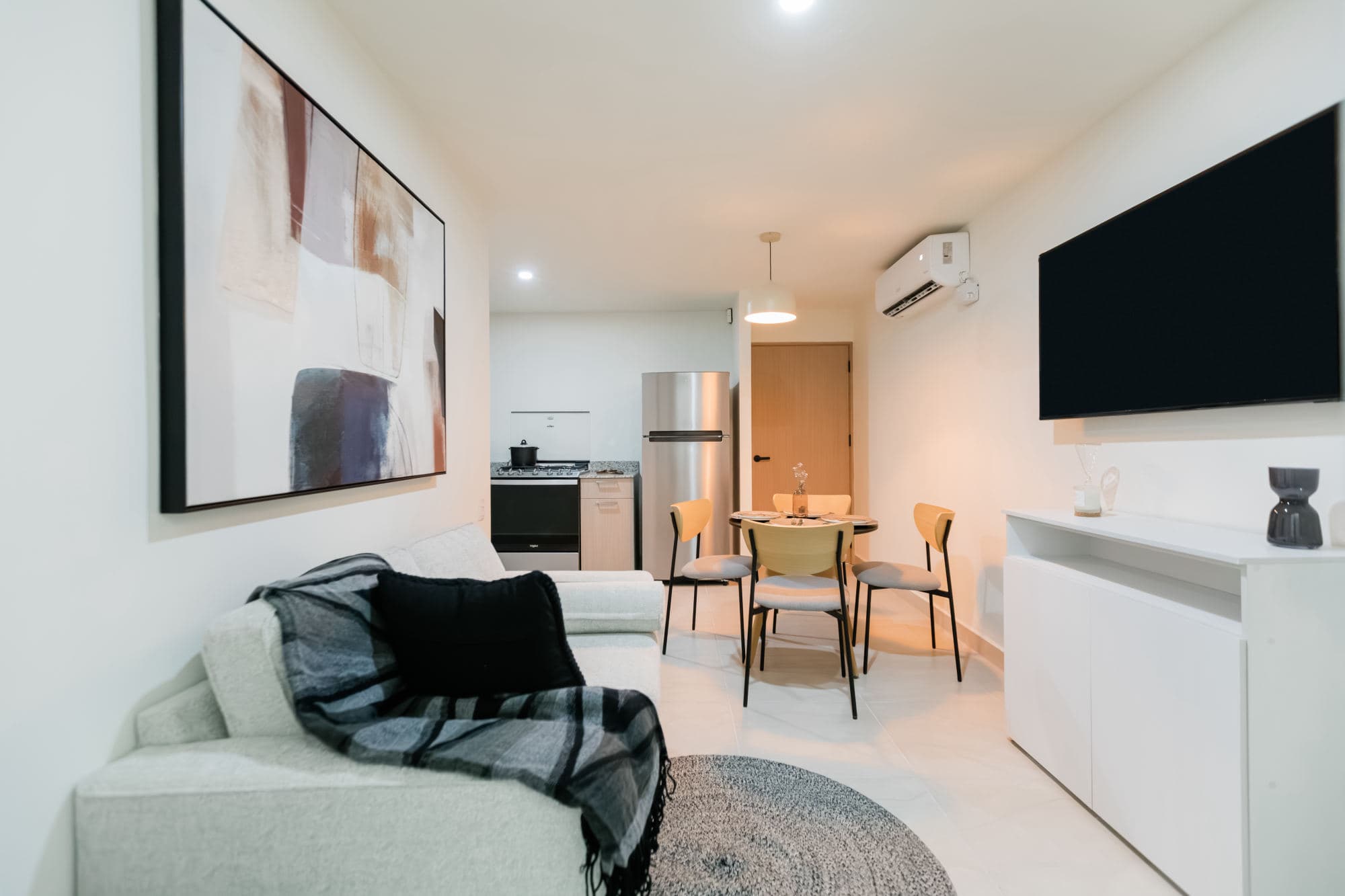Sala, comedor y cocina — apartamento modelo